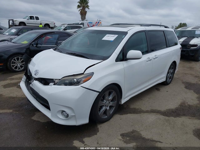 5TDXZ3DC2HS813813 Toyota Sienna Se Premium 8 Passenger