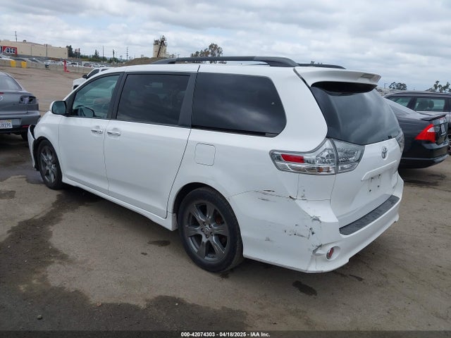 5TDXZ3DC2HS813813 Toyota Sienna Se Premium 8 Passenger