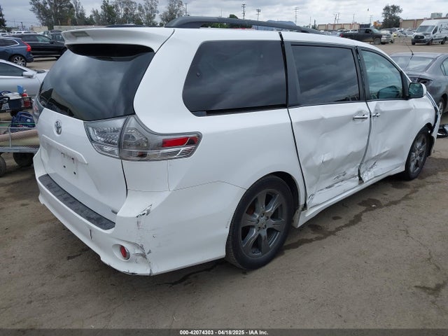 5TDXZ3DC2HS813813 Toyota Sienna Se Premium 8 Passenger