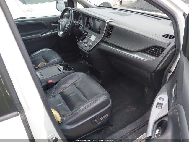 5TDXZ3DC2HS813813 Toyota Sienna Se Premium 8 Passenger