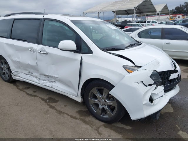 5TDXZ3DC2HS813813 Toyota Sienna Se Premium 8 Passenger