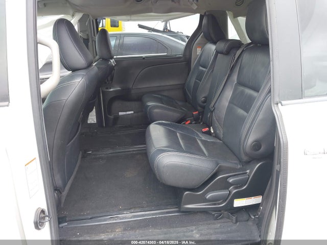 5TDXZ3DC2HS813813 Toyota Sienna Se Premium 8 Passenger