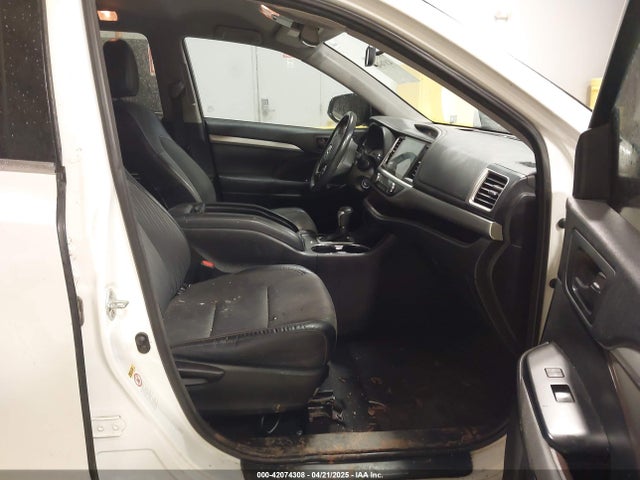5TDZKRFH8GS158614 Toyota Highlander Le Plus V6