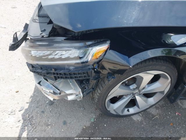 1HGCV2F98JA010935 Honda Accord Touring 2.0t