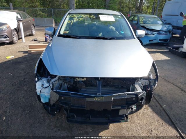 3MYDLBYV5KY502386 Toyota YARIS LE