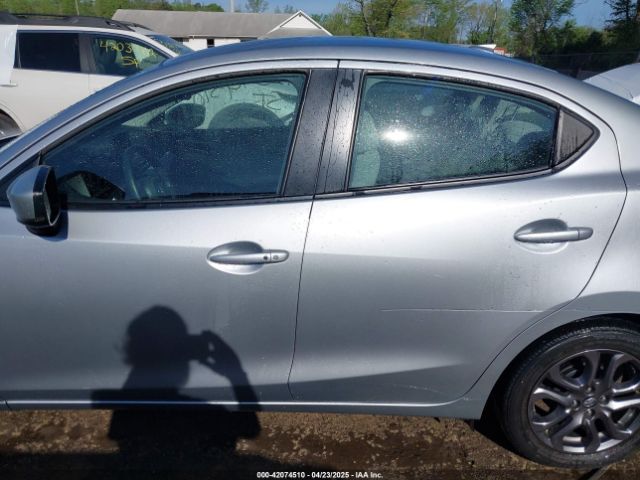 3MYDLBYV5KY502386 Toyota YARIS LE