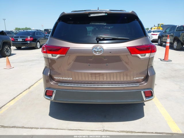 Toyota Highlander Limited Platinum 2018 5TDYZRFH7JS269654 Image 16