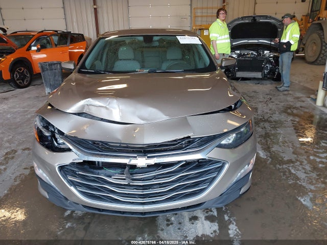 1G1ZD5ST4NF109252 Chevrolet Malibu Fwd Lt