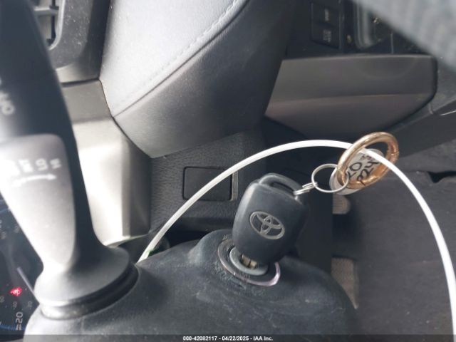 JTMZFREV5JJ154147 Toyota RAV4 LE