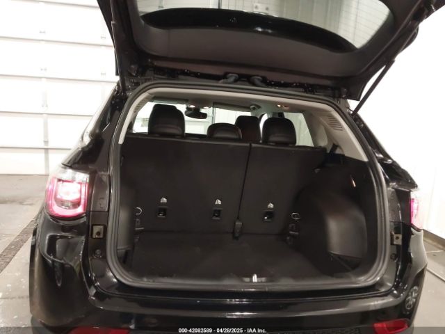 3C4NJDFB3NT211822 Jeep Compass Latitude Lux 4x4
