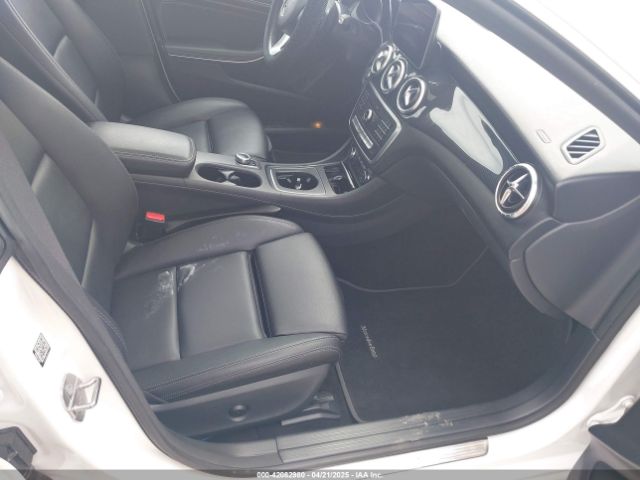 WDDSJ4GB3KN724815 Mercedes-Benz CLA 250 4MATIC