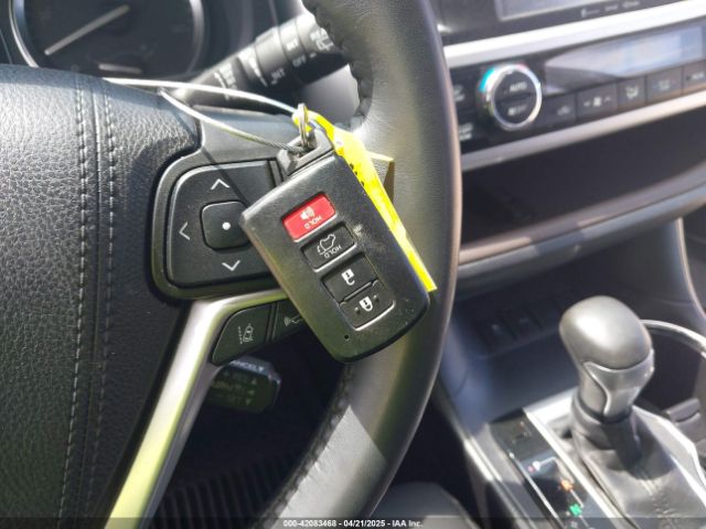 5TDKZRFH3KS346608 Toyota Highlander Xle