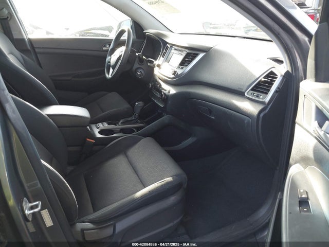 KM8J33A40HU329666 Hyundai TUCSON SE