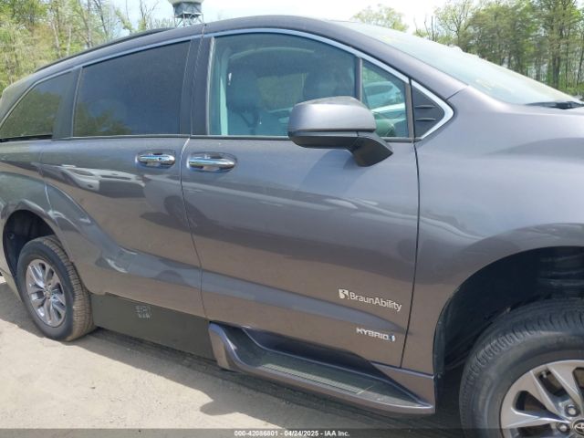 5TDJRKEC3MS065212 Toyota SIENNA XLE
