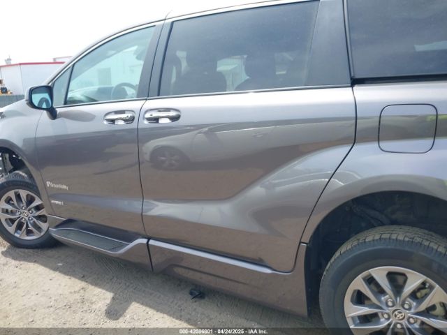 5TDJRKEC3MS065212 Toyota SIENNA XLE
