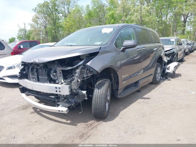 5TDJRKEC3MS065212 Toyota SIENNA XLE