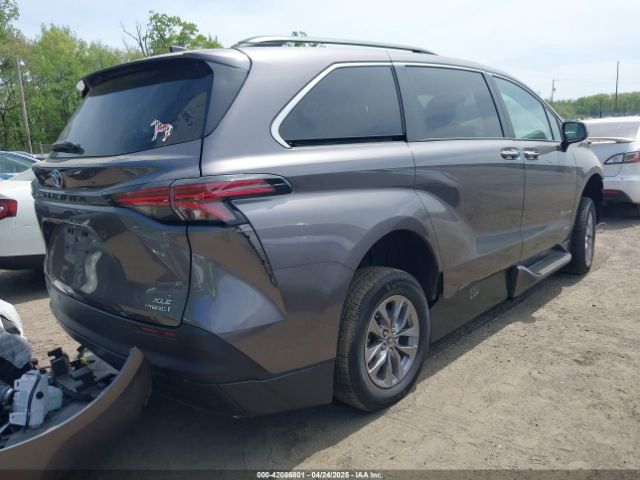 5TDJRKEC3MS065212 Toyota SIENNA XLE