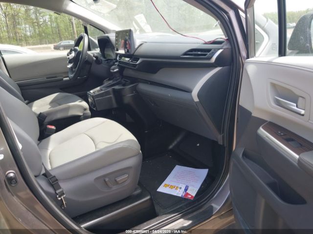 5TDJRKEC3MS065212 Toyota SIENNA XLE