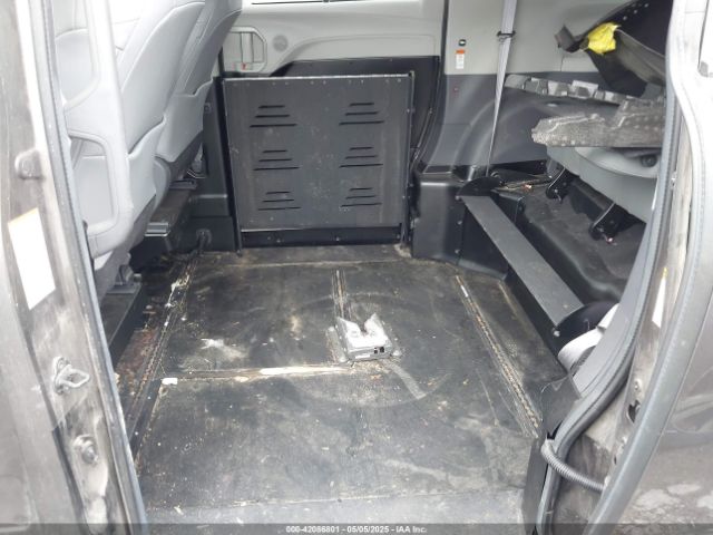 5TDJRKEC3MS065212 Toyota SIENNA XLE