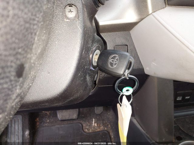 2T3ZFREV4FW204996 Toyota RAV4 LE