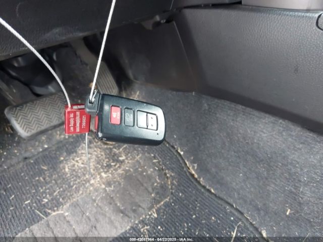 2T3NFREV6GW283930 Toyota RAV4 SE