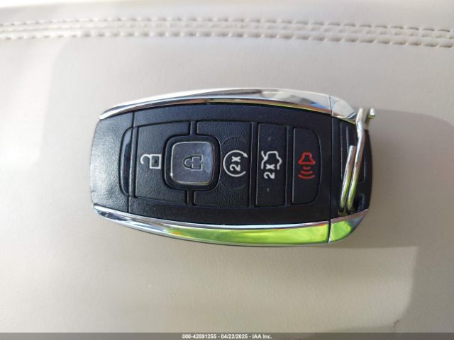 5LMCJ2D90JUL14751 Lincoln MKC SELECT
