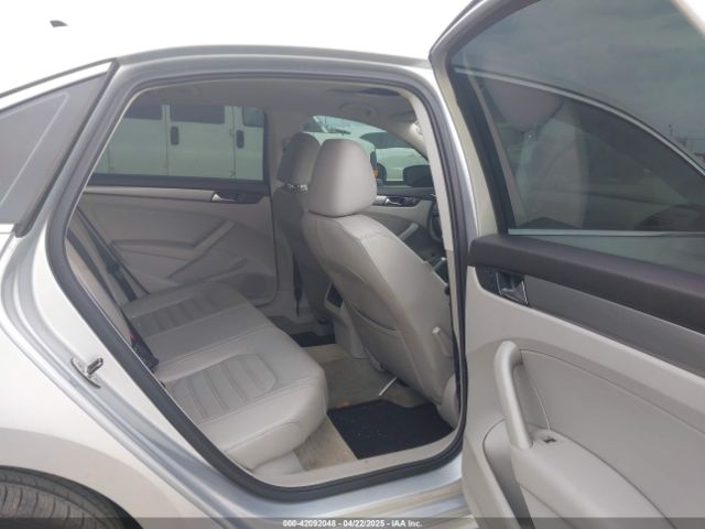 1VWBT7A36FC010179 Volkswagen Passat 1.8t Se