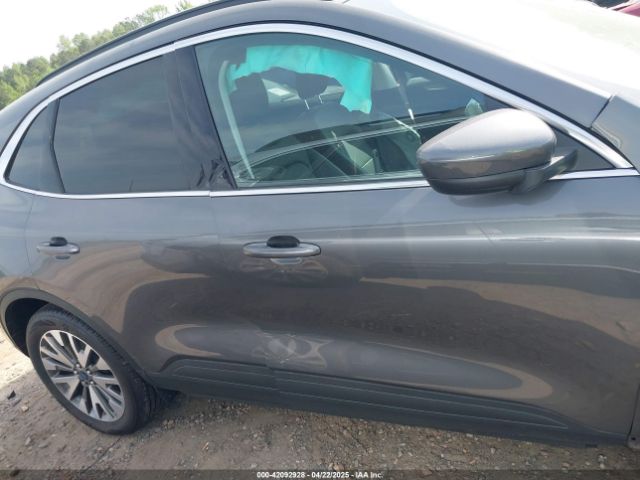1FMCU9J91NUB87215 Ford Escape Titanium
