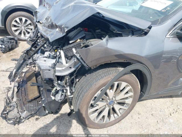 1FMCU9J91NUB87215 Ford Escape Titanium
