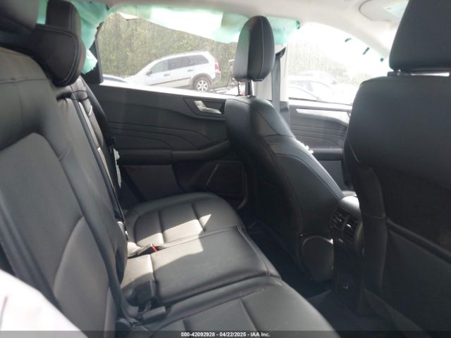 1FMCU9J91NUB87215 Ford Escape Titanium