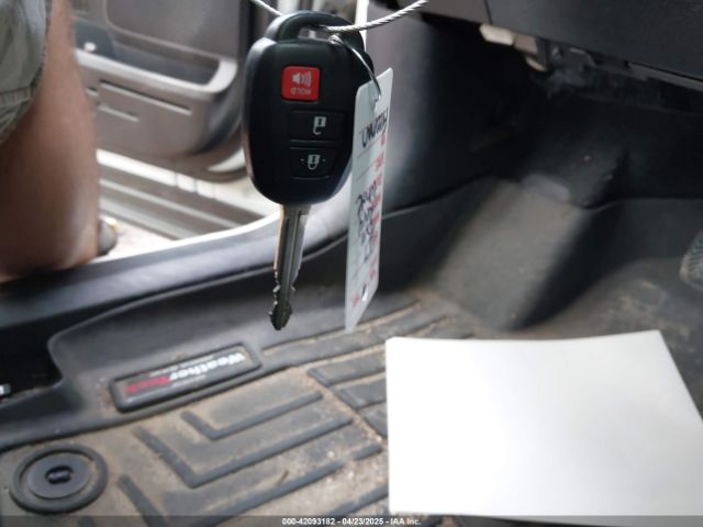 JTMZFREV6HJ110359 Toyota RAV4 LE