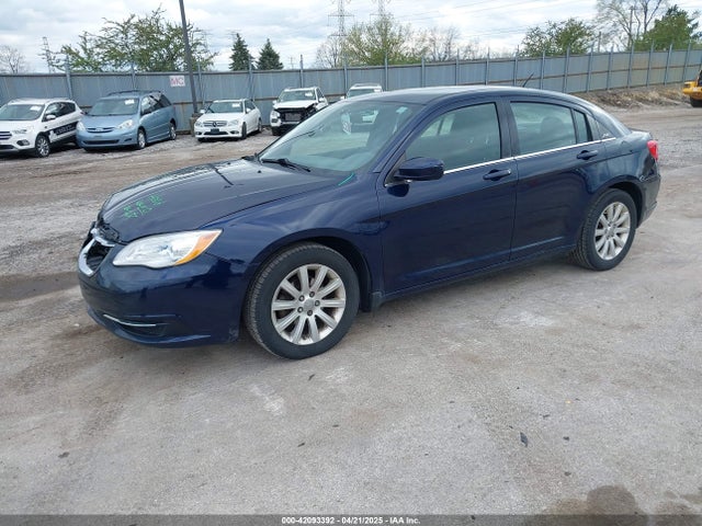 Chrysler 200 Touring 2014 1C3CCBBB5EN111950 Image 2