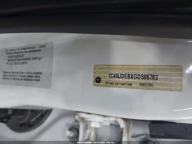 1C4NJDEBXGD586763 Jeep Compass Latitude