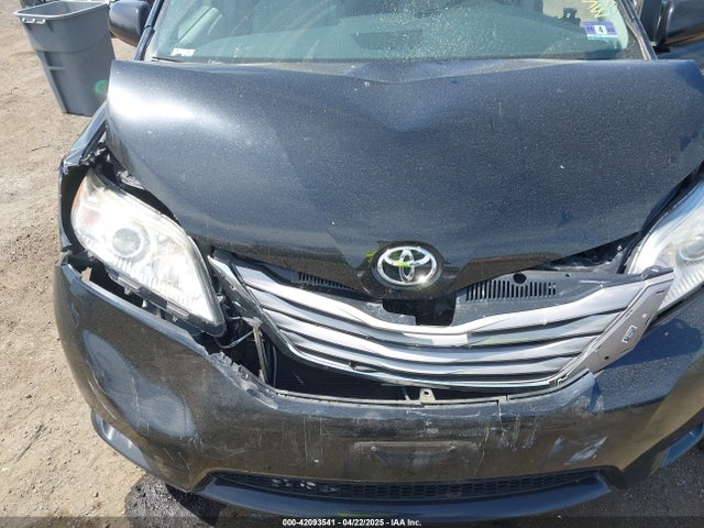 5TDYZ3DC6HS899826 Toyota Sienna Xle Premium 8 Passenger