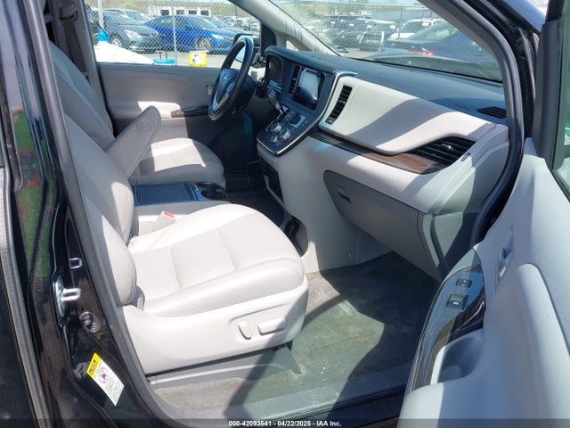 5TDYZ3DC6HS899826 Toyota Sienna Xle Premium 8 Passenger
