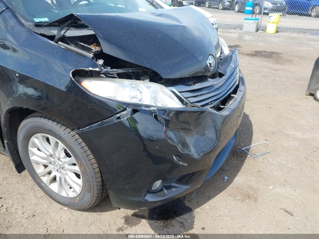 5TDYZ3DC6HS899826 Toyota Sienna Xle Premium 8 Passenger
