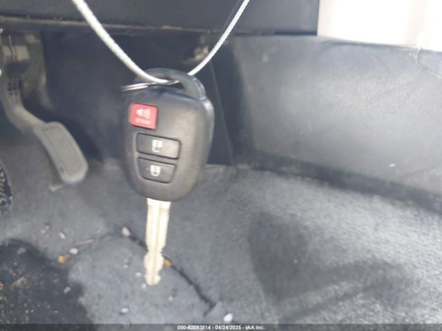 JTMZFREV1HJ135976 Toyota RAV4 LE
