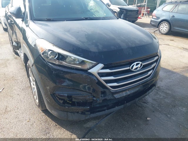 KM8J23A49HU261130 Hyundai TUCSON SE