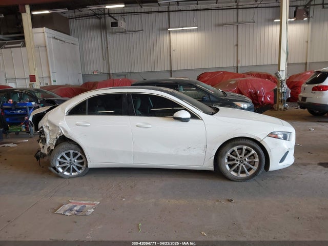 W1K3G4EB7MJ301221 Mercedes-Benz m260