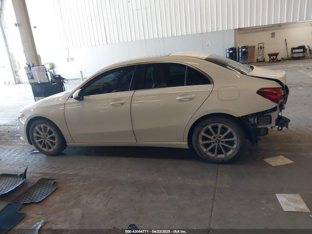 W1K3G4EB7MJ301221 Mercedes-Benz m260