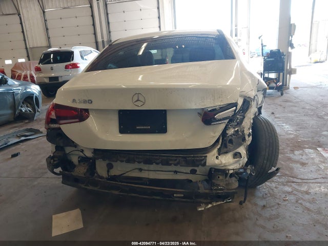 W1K3G4EB7MJ301221 Mercedes-Benz m260