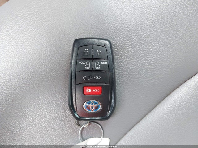 5TDYRKECXNS108735 Toyota SIENNA XLE