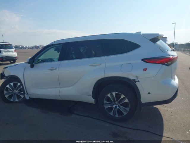 5TDGZRBHXMS075948 Toyota Highlander Xle