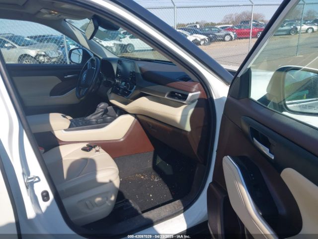 5TDGZRBHXMS075948 Toyota Highlander Xle