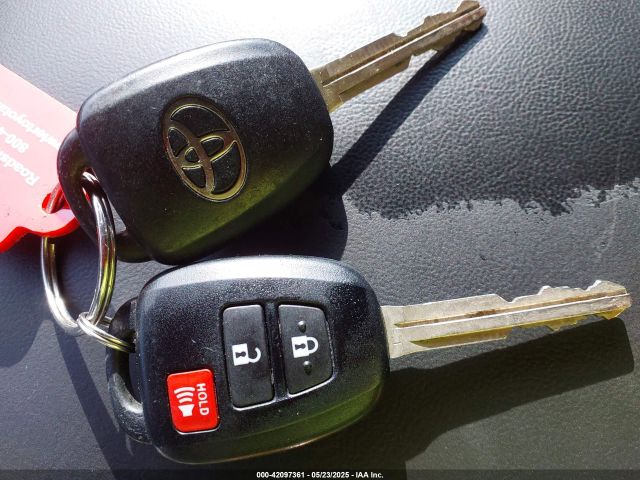 JTMZFREV1GJ064440 Toyota RAV4 LE