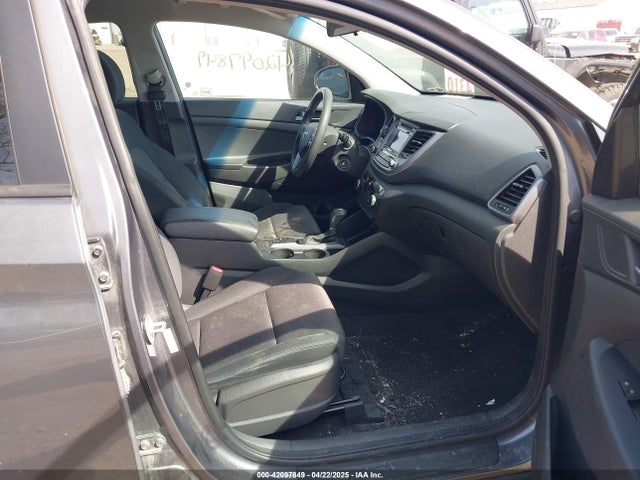 KM8J33A48HU253405 Hyundai TUCSON SE