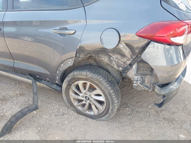 KM8J33A48HU253405 Hyundai TUCSON SE