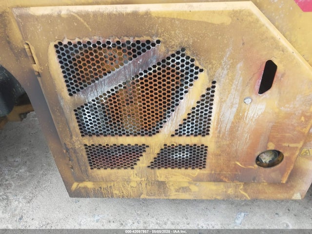 42097957 :رقم المزاد ، CAT00CB7HEL500170 vin ، 2018 Caterpillar Cb7 Roller مزاد بيع