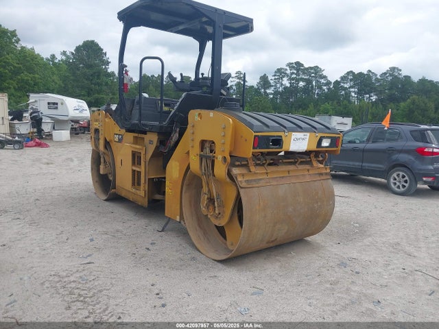42097957 :رقم المزاد ، CAT00CB7HEL500170 vin ، 2018 Caterpillar Cb7 Roller مزاد بيع