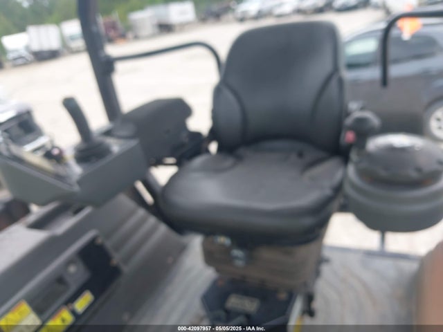 42097957 :رقم المزاد ، CAT00CB7HEL500170 vin ، 2018 Caterpillar Cb7 Roller مزاد بيع